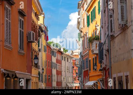 Wunderschöne farbenfrohe Häuser in der Altstadt von Rovinj sonnige Sommerzeit. Stockfoto