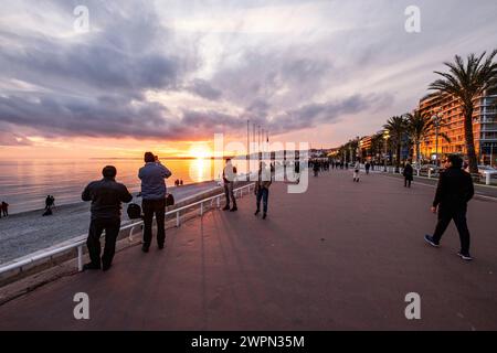 Sonnenuntergang auf der Promenade des Anglais in Nizza, Nizza im Winter, Südfrankreich, Cote d'Azur, Frankreich, Europa Stockfoto