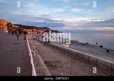 Sonnenuntergang auf der Promenade des Anglais in Nizza, Nizza im Winter, Südfrankreich, Cote d'Azur, Frankreich, Europa Stockfoto