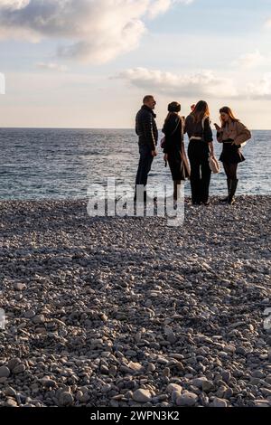 Menschen am Strand in Nizza, Nizza im Winter, Südfrankreich, Cote d'Azur, Frankreich, Europa Stockfoto