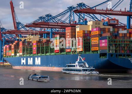 Hafenrundfahrt im Waltershofer Hafen, HHLA Containerterminal Burchardkai, HMM Nuri Containerfrachter, Containerschiff, Hamburg, Deutschland Stockfoto