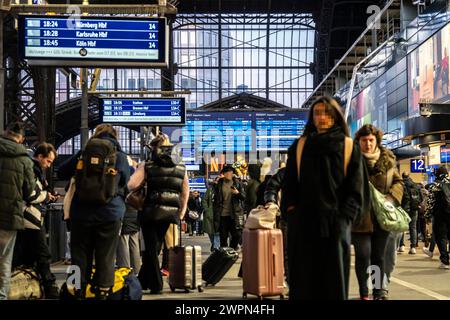 Schautafeln am Hamburger Hauptbahnhof, abendliche Hauptverkehrszeit, vor einer weiteren GDL, Zugfahrerstreik, voller Bahnhof, Wandelhalle, Deutschland Stockfoto