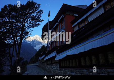 Buddhistisches Kloster in Namche Basar Dorf am frühen Morgen und weißer Kongde Berg, Sagarmatha Nationalpark, Khumbu Tal, Himalaya, Nepal Stockfoto