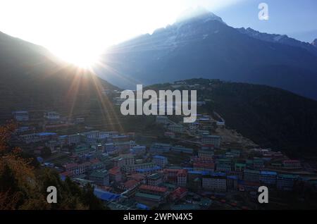 Erste Morgensonne im Dorf Namche Basar mit Blick auf den Berg Thamserku, den Nationalpark Sagarmatha, das Khumbu-Tal, den Himalaya, Nepal Stockfoto