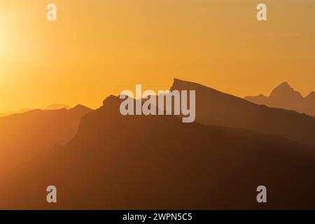 Sonnenaufgang am Berg Diedamskopf links und Berg hoher Ifen Hochifen rechts in Walsertaler Bergen, Allgäuer Alpen Bregenzerwald Bregenz Fo Stockfoto