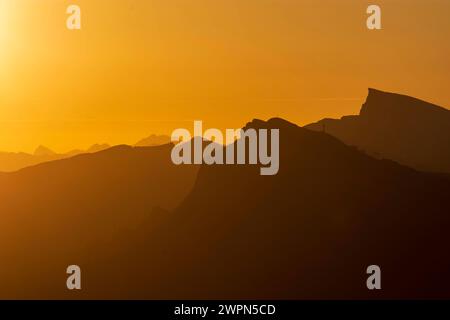 Sonnenaufgang am Berg Diedamskopf links und Berg hoher Ifen Hochifen rechts in Walsertaler Bergen, Allgäuer Alpen Bregenzerwald Bregenz Fo Stockfoto