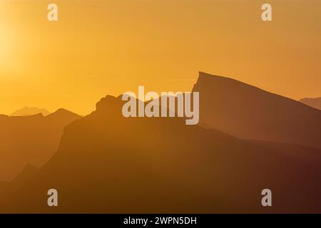Sonnenaufgang am Berg Diedamskopf links und Berg hoher Ifen Hochifen rechts in Walsertaler Bergen, Allgäuer Alpen Bregenzerwald Bregenz Fo Stockfoto