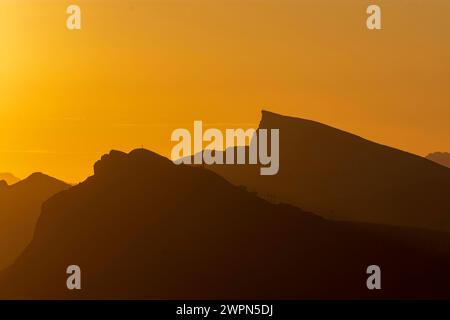 Sonnenaufgang am Berg Diedamskopf links und Berg hoher Ifen Hochifen rechts in Walsertaler Bergen, Allgäuer Alpen Bregenzerwald Bregenz Fo Stockfoto