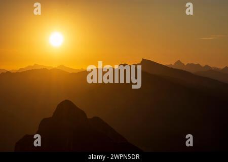 Sonnenaufgang am Berg Diedamskopf links und Berg hoher Ifen Hochifen rechts in Walsertaler Bergen, Allgäuer Alpen Bregenzerwald Bregenz Fo Stockfoto
