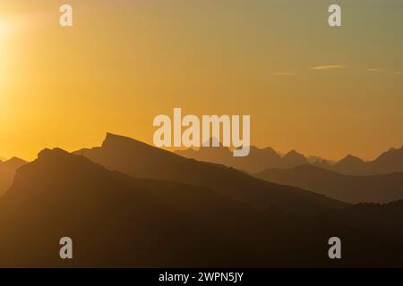 Sonnenaufgang am Berg Diedamskopf links und Berg hoher Ifen Hochifen rechts in Walsertaler Bergen, Allgäuer Alpen Bregenzerwald Bregenz Fo Stockfoto