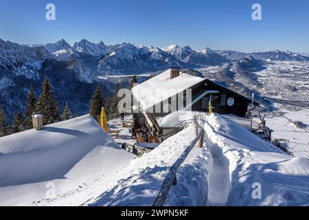 Tegelberghaus im Winter und die Allgäuer Alpen. Schwangau, Bayern, Deutschland. Stockfoto