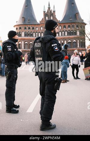 Polizeipräsenz in Lübeck Demonstration gegen Rechtsextremisten Stockfoto