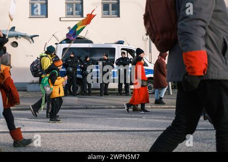 Polizeipräsenz bei Demonstrationen gegen die Rechte in Lübeck Stockfoto