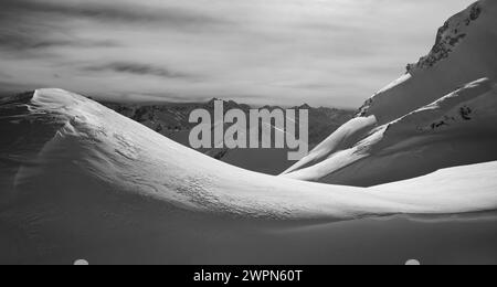 Windgestaltete Schneelandschaft in den Bergen in Schwarz-weiß auf dem großen Daumen. Allgäuer Alpen, Bayern, Deutschland, Europa Stockfoto