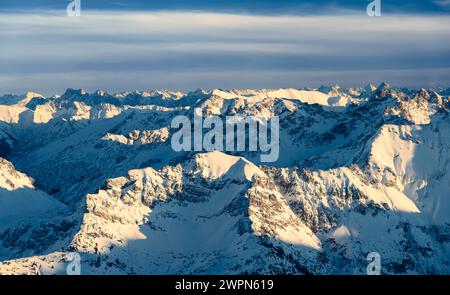 Schneebedeckte Berggipfel im Licht der tiefen Wintersonne. Blick auf die Allgäuer und Lechtaler Alpen vom großen Daumen aus. Bayern, Deutschland, Tirol, Österreich, Europa Stockfoto