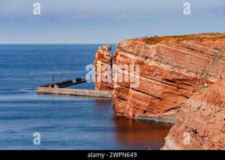 Felsen aus rotem Sandstein auf der vorgelagerten Insel Helgoland in der Nordsee, Blick auf das Wahrzeichen lange Anna Stockfoto