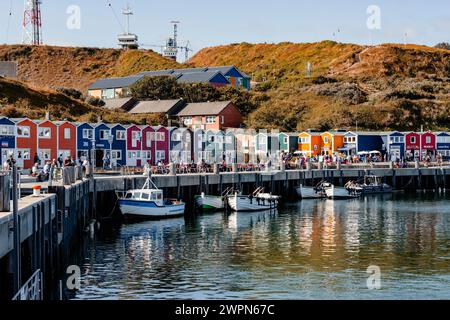 Farbenfrohe Hummerhütten auf der vorgelagerten Insel Helgoland in der Nordsee, sommerliche Atmosphäre Stockfoto