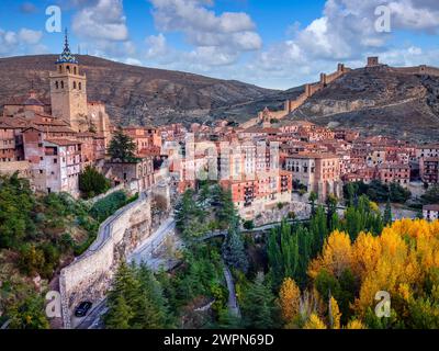 Blick auf Albarracin mit seinen Mauern in Teruel, Spanien. Stockfoto