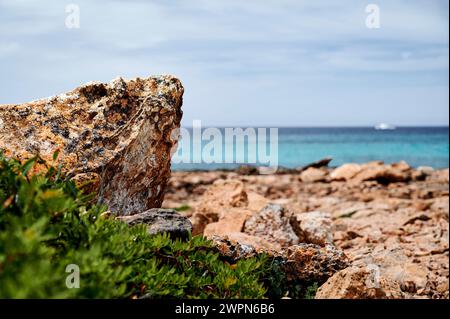 Steinvorsprung an der felsigen Küste, Cap de SES Salines, südlichster Punkt auf Mallorca Stockfoto