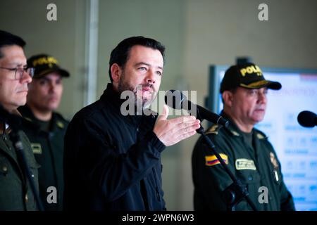 Bogota, Kolumbien. März 2024. Bogotas Bürgermeister Carlos Fernando Galan spricht mit den Medien über Bogotas Fortschritte und Fälle nach einem sicherheitsrat in Bogota, Kolumbien, am 8. März 2024. Foto: Chepa Beltran/Long Visual Press Credit: Long Visual Press/Alamy Live News Stockfoto