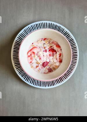 Getrocknete Erdbeeren in Müsli mit Milch in einer Schüssel Stockfoto