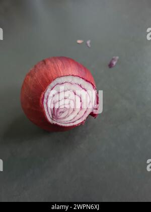 Eine rote Zwiebel mit Querschnitt als Futterstillleben Stockfoto