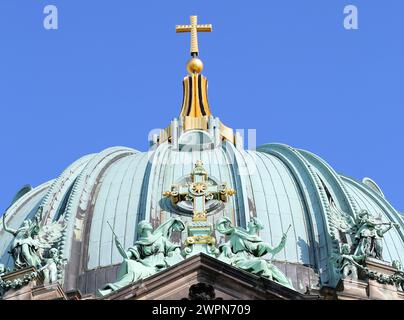 Dachdetails der Berliner Kathedrale mit Goldenem Kreuz und blauem Himmel Hintergrund in Berlin, Deutschland Stockfoto