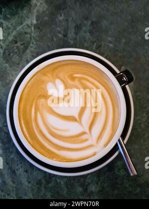 Eine Tasse Kaffee mit Milchschaum und Milchschaum Muster Herz Stockfoto