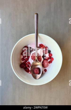 Nachtisch mit Himbeer-Joghurt und gefrorenem Obst als Erfrischung am Nachmittag Stockfoto
