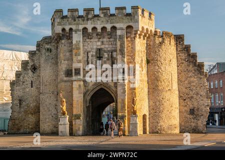 Mittelalterliches Stadttor von Bargate im Zentrum, Southampton, Hampshire, Großbritannien, England Stockfoto