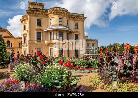 Gartenfront mit Blumenrändern von Osborne House, Sommerresidenz von Queen Victoria, Isle of Wight, Hampshire, Großbritannien, England Stockfoto