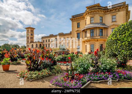 Gartenfront mit Blumenrändern von Osborne House, Sommerresidenz von Queen Victoria, Isle of Wight, Hampshire, Großbritannien, England Stockfoto