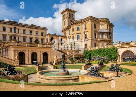 Gartenfront mit Brunnen von Osborne House, Sommerresidenz von Queen Victoria, Isle of Wight, Hampshire, Großbritannien, England Stockfoto