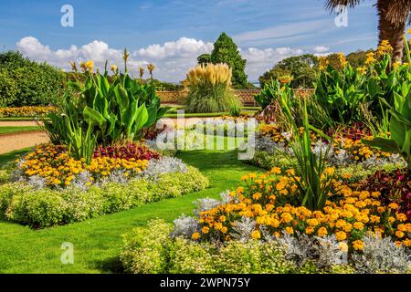 Garten mit Blumenrändern von Osborne House, Sommerresidenz von Queen Victoria, Isle of Wight, Hampshire, Großbritannien, England Stockfoto