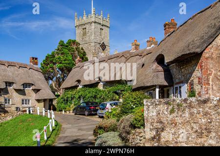 Strohgedeckte Hütten mit Turm der Dorfkirche, Godshill, Isle of Wight, Hampshire, Großbritannien, England Stockfoto