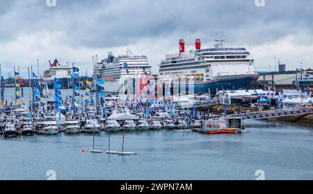 Marina, Marina und Kreuzfahrtschiffe im Hafen, Southampton, Hampshire, Großbritannien, England Stockfoto