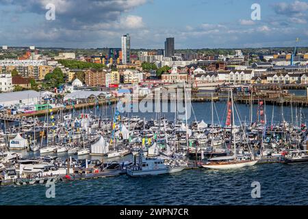 Marina vor der Uferpromenade der Stadt, Southampton, Hampshire, Großbritannien, England Stockfoto