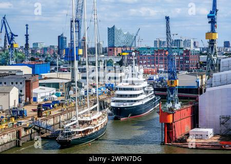 Yachten in der Werft im Hamburger Hafen mit der Elbphilharmonie, Hamburg, Elbe, Land Hamburg, Deutschland Stockfoto