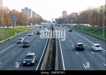 Amsterdam Niederlande 8. März 2024 A10 Amsterdam Ringstraße Snelweg. Leichter Verkehr am späten Nachmittag. Verkeer, Autos, Autobahn, Abend, Pendler, Pendler, Stockfoto