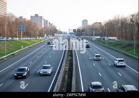 Amsterdam Niederlande 8. März 2024 A10 Amsterdam Ringstraße Snelweg. Leichter Verkehr am späten Nachmittag. Verkeer, Autos, Autobahn, Abend, Pendler, Pendler, Stockfoto