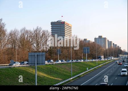 Amsterdam Niederlande 8. März 2024 A10 Amsterdam Ringstraße Snelweg. Leichter Verkehr am späten Nachmittag. Afrit. Beenden. Stau im Verkehr. Leonardo Hotel Verkeer, Autos, Autobahn, Abend, Pendler, Pendler, Datei, Stockfoto