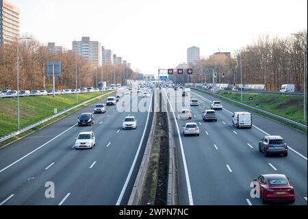 Amsterdam Niederlande 8. März 2024 A10 Amsterdam Ringstraße Snelweg. Leichter Verkehr am späten Nachmittag. Verkeer, Autos, Autobahn, Abend, Pendler, Pendler, Stockfoto