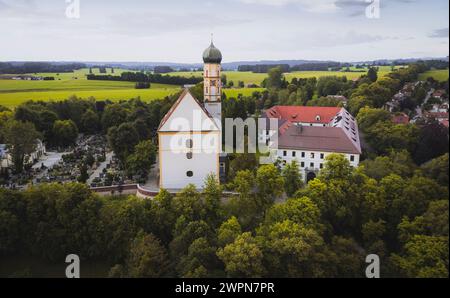 St. Martins Pfarrkirche und Schloss (Bayerische Musikakademie) in Marktoberdorf aus der Vogelperspektive, Ostallgäu, Allgäu, Bayern, Süddeutschland, Deutschland Stockfoto