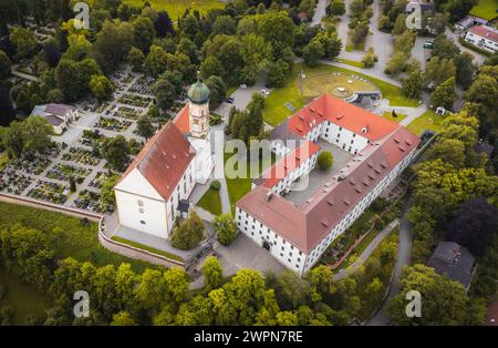 St. Martins Pfarrkirche und Schloss (Bayerische Musikakademie) in Marktoberdorf aus der Vogelperspektive, Ostallgäu, Allgäu, Bayern, Süddeutschland, Deutschland Stockfoto