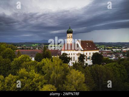 St. Martins Pfarrkirche und Schloss (Bayerische Musikakademie) in Marktoberdorf aus der Vogelperspektive, Ostallgäu, Allgäu, Bayern, Süddeutschland, Deutschland Stockfoto