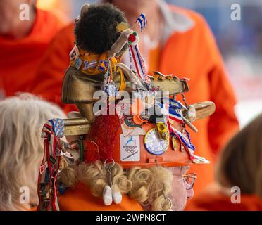 Inzell, Deutschland. März 2024. Skaten: Sprint-Weltmeisterschaften. Niederländische Fans warten auf den Beginn der Wettbewerbe. Quelle: Peter Kneffel/dpa/Alamy Live News Stockfoto