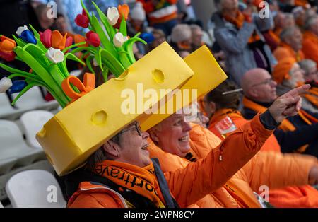 Inzell, Deutschland. März 2024. Skaten: Sprint-Weltmeisterschaften. Niederländische Fans warten auf den Beginn der Wettbewerbe. Quelle: Peter Kneffel/dpa/Alamy Live News Stockfoto