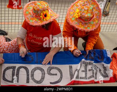 Inzell, Deutschland. März 2024. Skaten: Sprint-Weltmeisterschaften – niederländische Fans warten auf den Start der Wettkämpfe. Quelle: Peter Kneffel/dpa/Alamy Live News Stockfoto