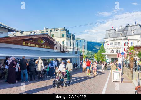 Restaurant Ali Baba, arabische Touristen warten auf Plätze Zell am See Pinzgau Salzburg Österreich Stockfoto