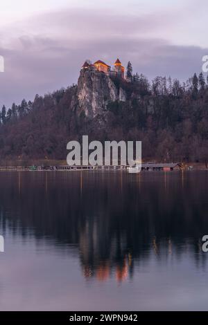 Die Burg Bled, ursprünglich Veldes Castle genannt, ist eine mittelalterliche Burg auf einem Hügel in der Nähe der slowenischen Stadt Bled. Sie erhebt sich auf einem 139 Meter hohen Felsen über dem Bleder See und gilt als älteste Burg Sloweniens. Stockfoto